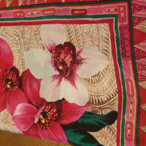 Oscar de la Renta Accessories - Beautiful silk Oscar De La Renta Studio Scarf